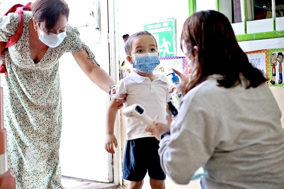 A más de un año de suspensión de clases presenciales por pandemia, ayer reabrieron escuelas de nivel básico en Jalisco, Coahuila y Chiapas.