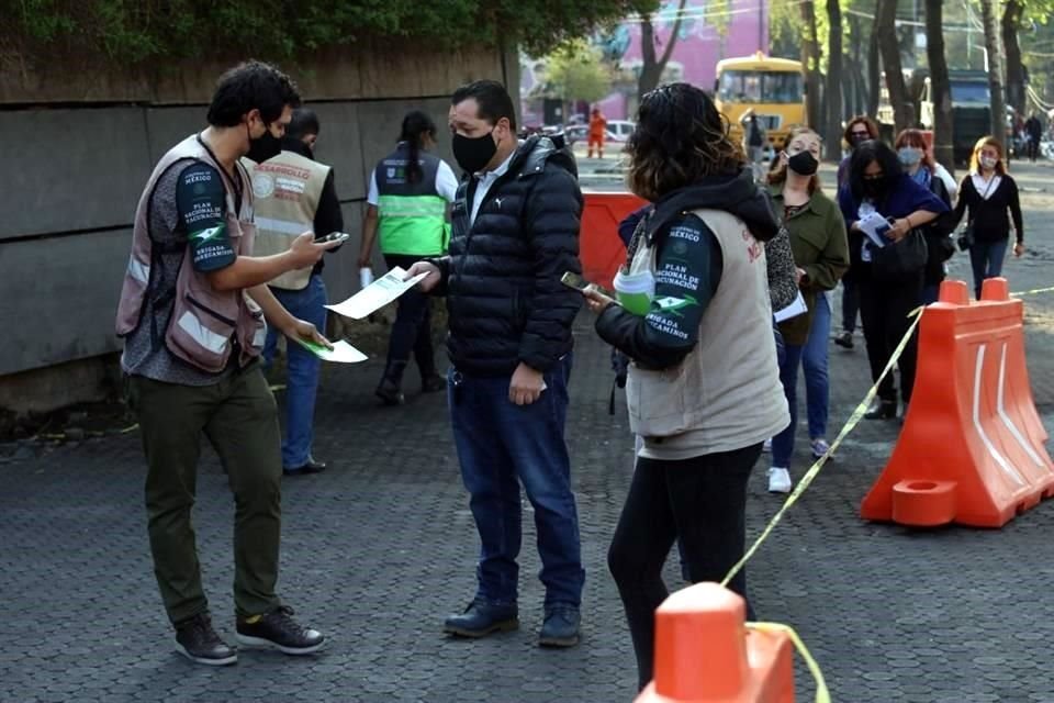 Llevar el registro impreso agiliza el acceso al centro de vacunación, al cual debe acudirse con identificación, comprobante de domicilio y CURP.