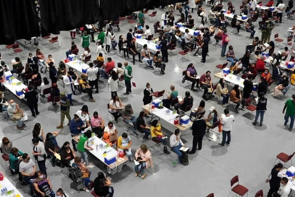 El Pepsi Center es una de las 8 sedes de vacunación contra Covid-19 de esta jornada, en la que inmunizarán a profesores y personal educativo.