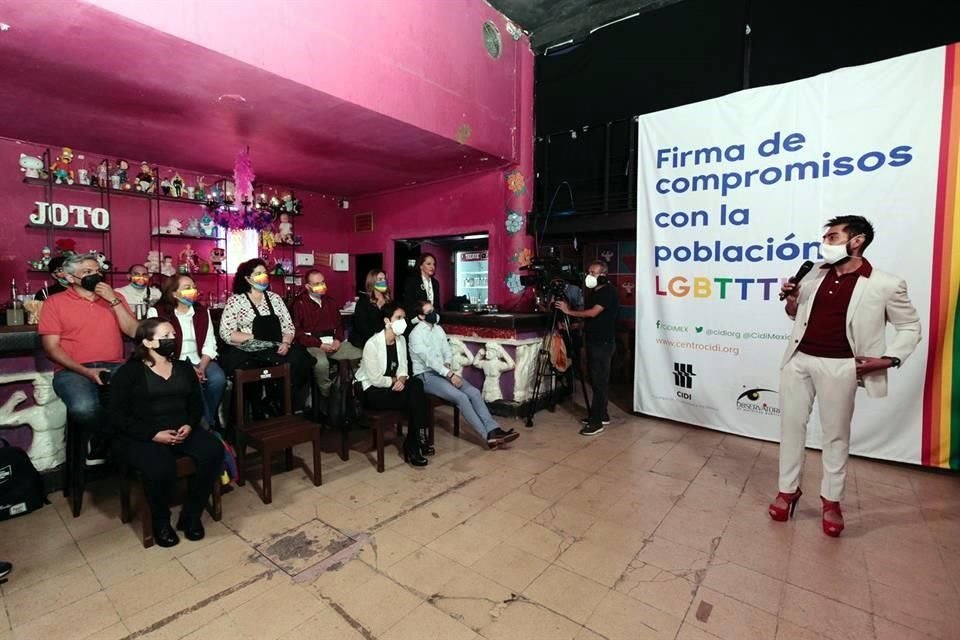 La firma de compromisos con la población LGBTI+ se dio en el salón de baile Marrakech, en la calle República de Cuba #18,