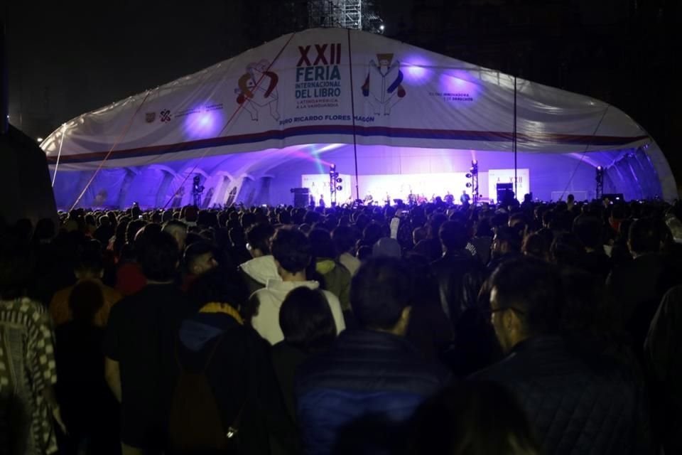 Con un potente '¡Unza unza!', el público que abarrotó la carpa Ricardo Flores Magón de la Feria Internacional del Libro del Zócalo (FILZ) despidió a Kusturica y su No Smoking Orchestra.