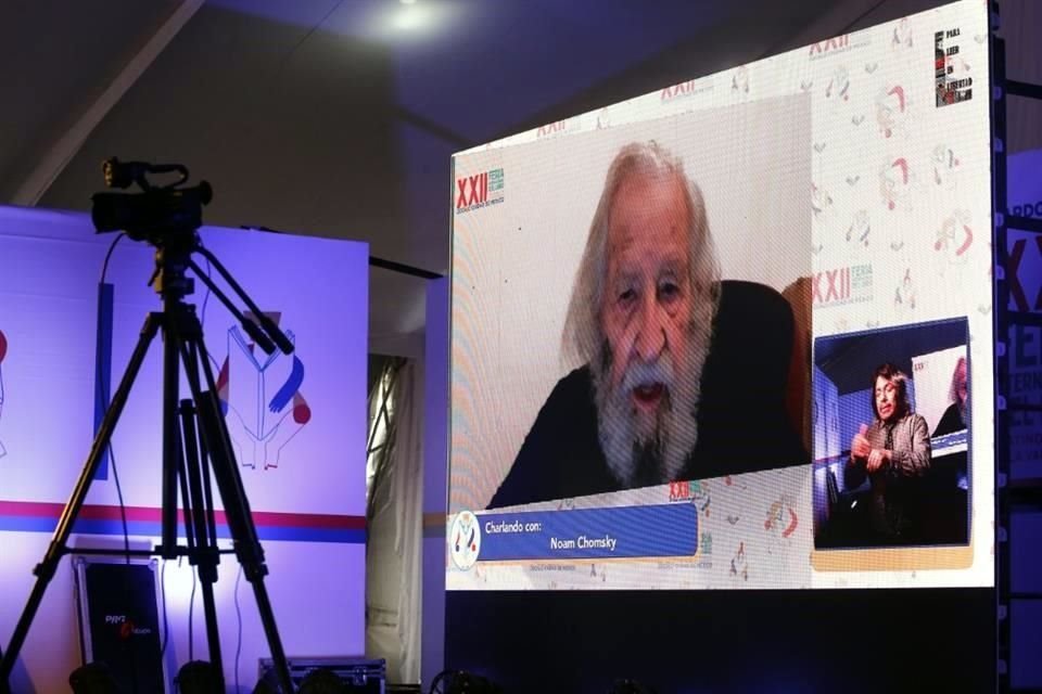 Congrega decenas de personas la charla virtual  con Noam Chomsky en la feria del libro del zócalo de la Ciudad de México