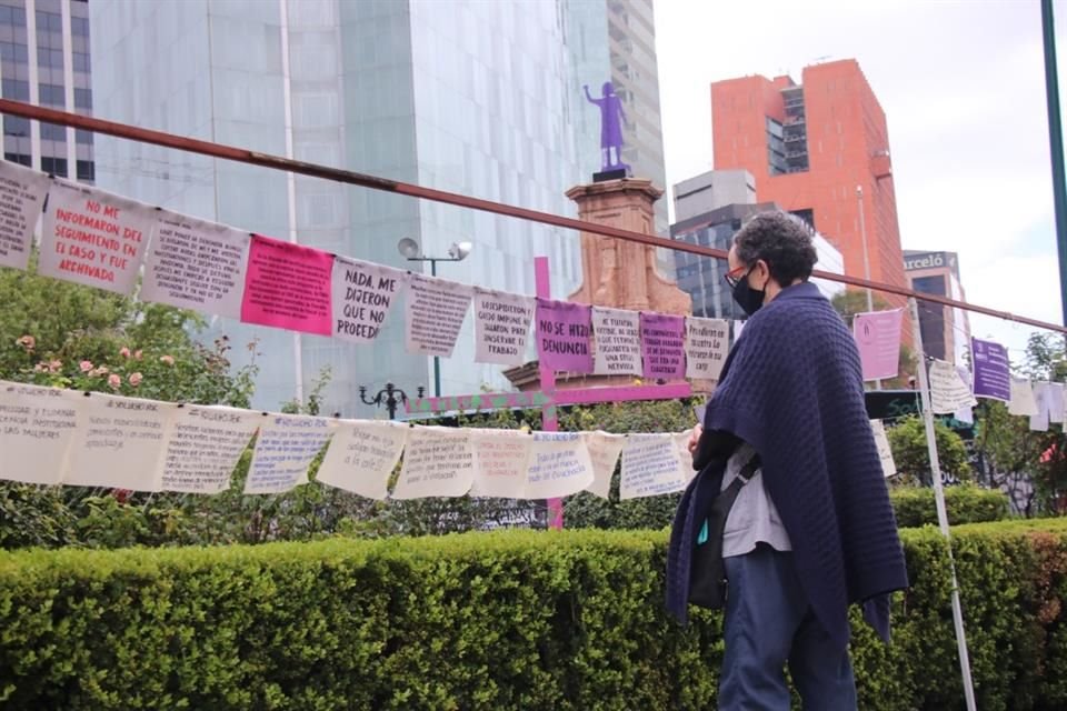 La glorieta está compuesta por el jardín Somos Memoria, en el que están escritos los nombres de mujeres y hombres asesinados o desaparecidos, además de tendederos de denuncias.