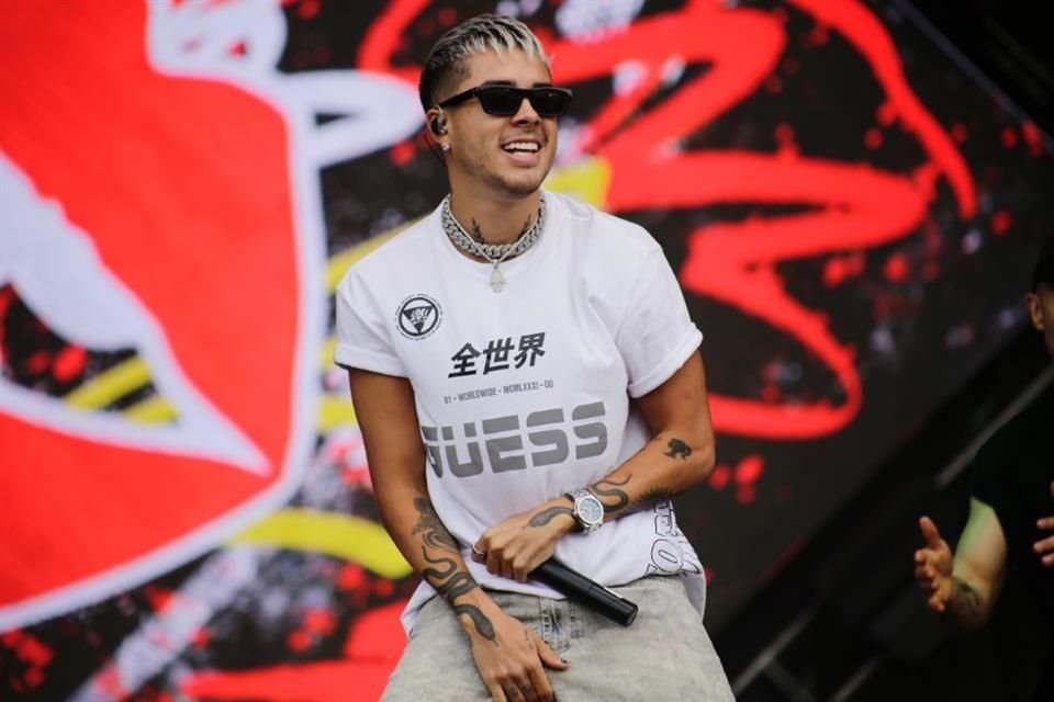 El influencer interpretó su más reciente sencillo, 'Cabrón, Yo Puedo', y siguió con 'Brindo' y 'Baby Girl'. 