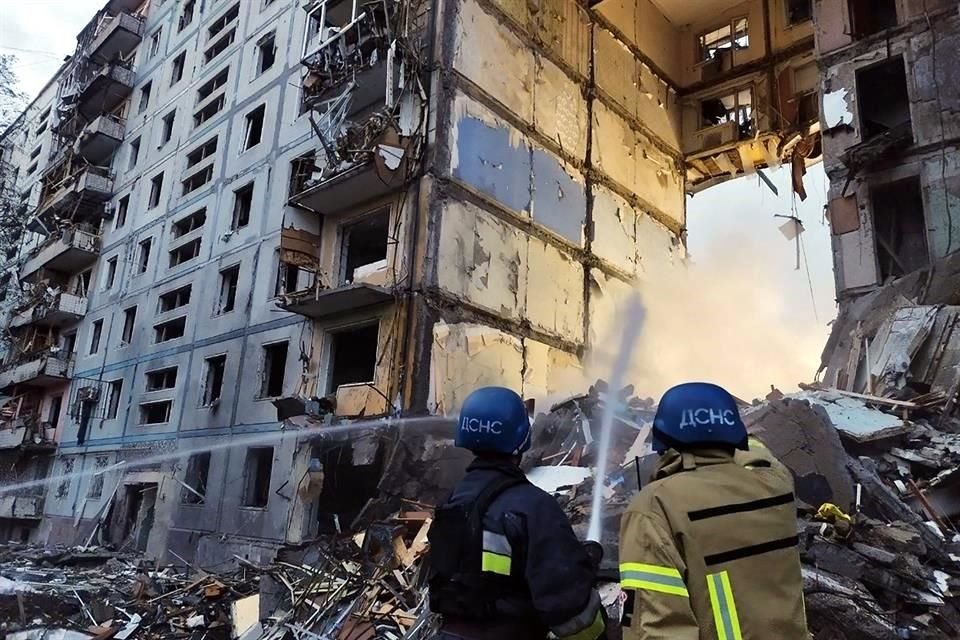 Bomberos y rescatistas trabajan en el lugar de los ataques rusos, en Zaporiyia.