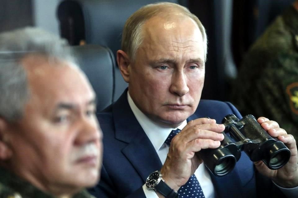 Vladimir Putin sostiene unos binoculares al observar maniobras militares conjuntas de Rusia y Bielorrusia en Nizhny Novgorod, Rusia, el 13 de septiembre del 2022.