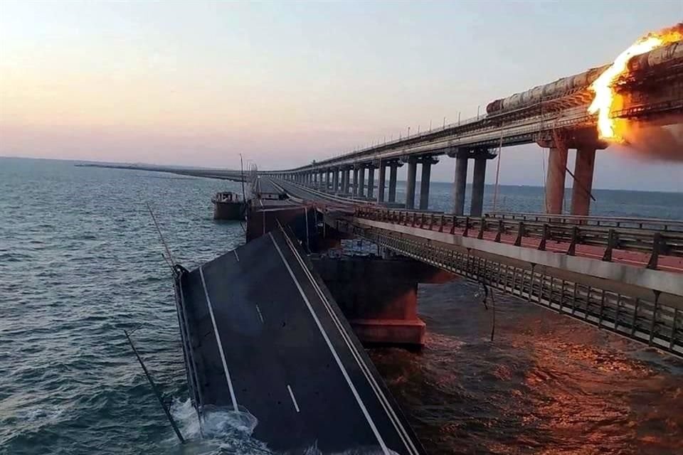 La explosión destruyó una parte del puente que conecta Crimea con Rusia.