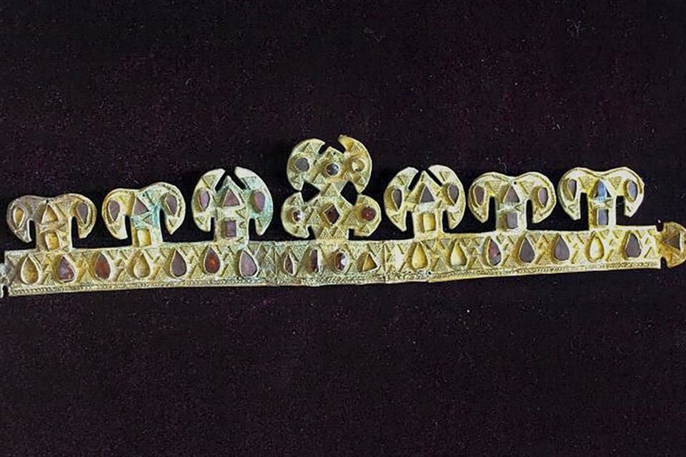 La tiara de oro de mil 500 años de antigüedad, uno de los artefactos más valiosos del mundo del reinado de Atila el Huno, se ve en un museo en Melitópol, Ucrania, en noviembre de 2020.