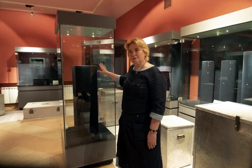 Natalia Panchenko, directora del Museo de Tesoros Históricos de Ucrania, muestra vitrinas vacías en Kiev, Ucrania.