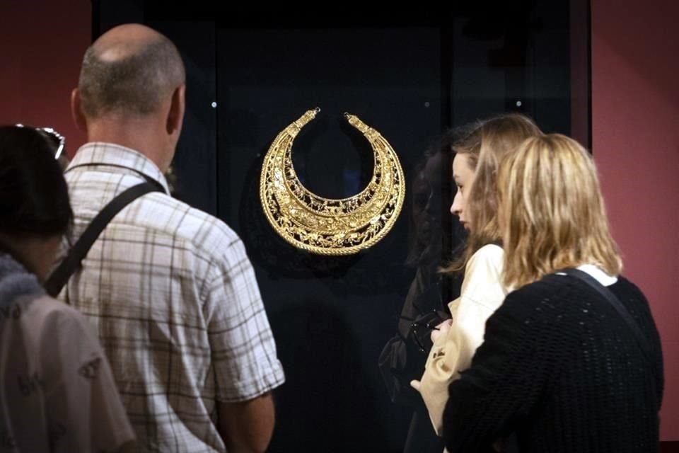 Visitantes miran una copia de un pectoral de oro del siglo 4 antes de Cristo, el cual era parte del túmulo funerario de un rey escita, en el Museo de Tesoros Históricos en Kiev.