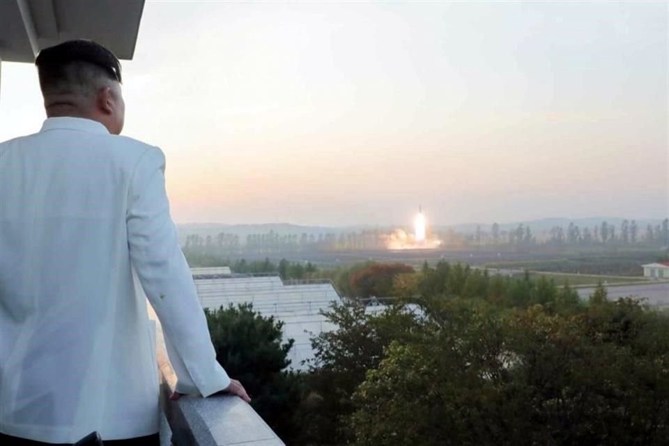 Kim Jong Un supervisa el lanzamiento de un misil desde Corea del Norte.