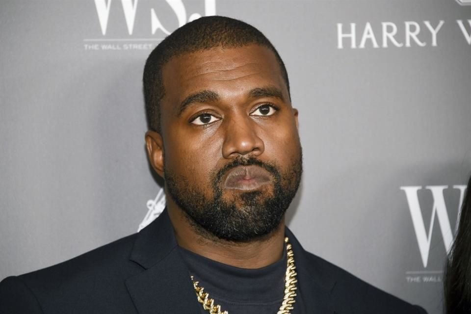 Redes sociales como Instagram y Twitter bloquearon al rapero Kanye West por promover discursos de odio contra los judíos.