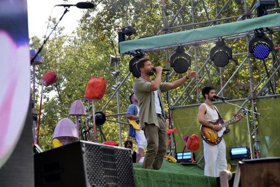 Camilo (der.) invitó al escenario a Pablo Alborán (izq.) para cantar 'El Mismo Aire'.