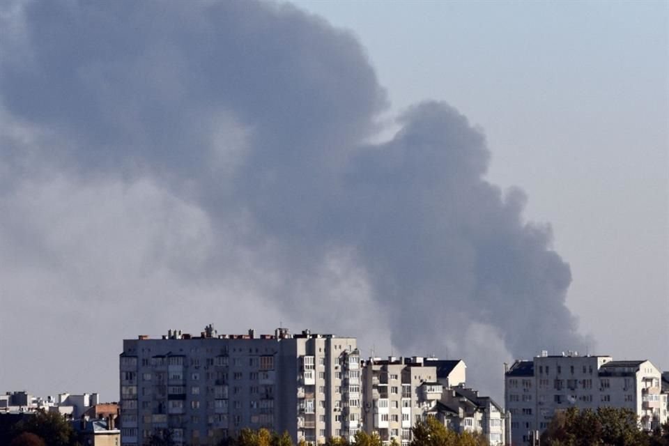 El humo se eleva sobre los edificios en la ciudad de Lviv, en el oeste de Ucrania, después del ataque con misiles rusos.