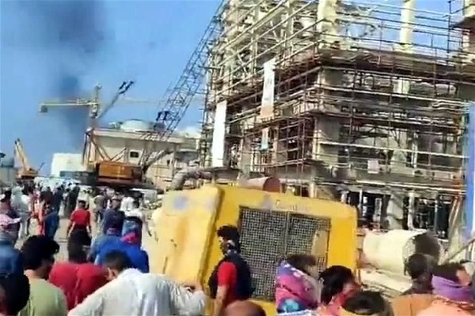 En la cuarta semana de protestas en Irán desembocadas por la muerte de una joven, trabajadores de petróleo se unieron a las protestas y clamaron por la muerte del Líder Supremo.