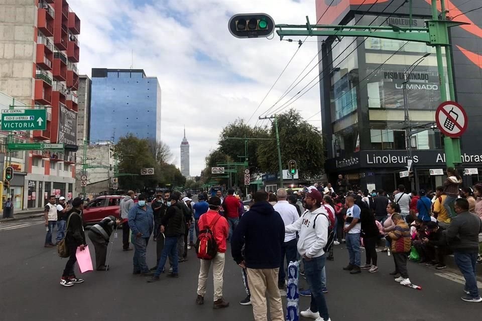 Comerciantes débiles visuales bloquean Eje Central y Avenida Fray Servando para denunciar que la Alcaldía les ha retirado espacios de venta.