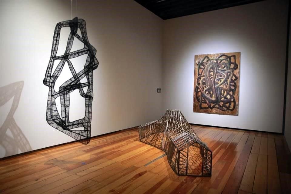 La muestra integra cinco pinturas, parte de las cuales remiten a las esculturas presentadas, como si se trasladaran del lienzo al espacio tridimensional.