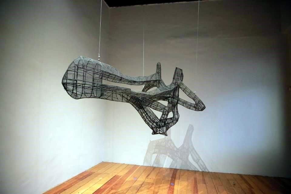 Las piezas de 'Espacios radiantes, estructuras permeables' han sido fabricadas con materiales de uso industrial, como hierro, aluminio, concreto y plexiglás.