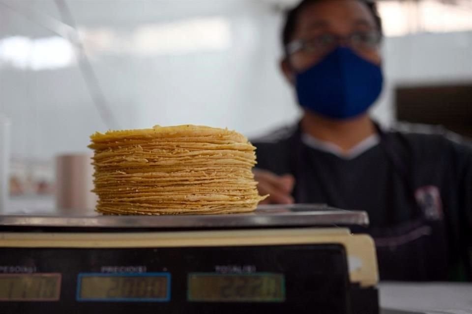 El kilo de tortilla pasó de 18.7 pesos a inicios de año, a unos 21 pesos en octubre.