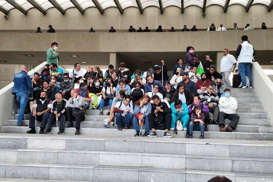 Personas invidentes y débiles visuales cumplieron 10 horas de manifestarse ya que la Alcaldía Cuauhtémoc retiró puestos de venta.