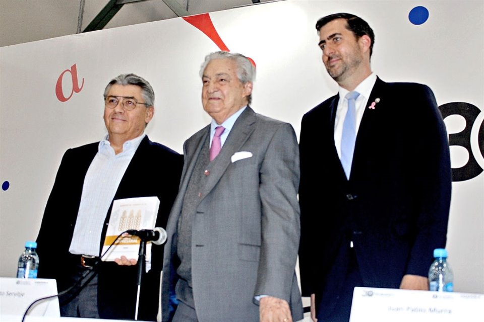 José Antonio Fernández Carbajal (izq. a der.), presidente de Femsa; Roberto Servitje, ex presidente de Grupo Bimbo, y Juan Pablo Murra, rector de Profesional y Postgrado del Tecnológico de Monterrey.