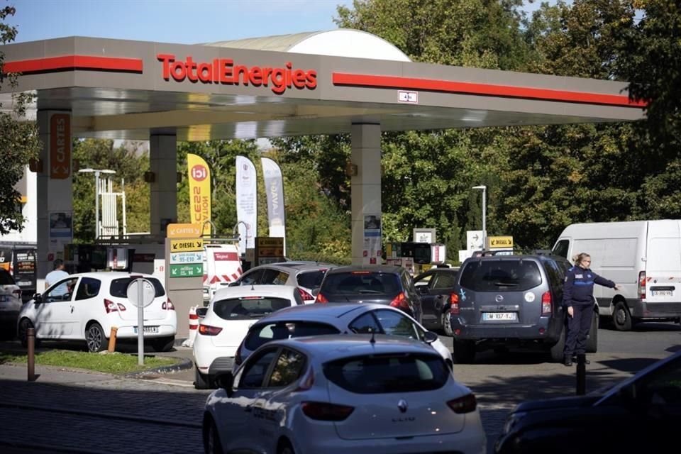 Automovilistas hacen fila en una gasolinera de París este martes.