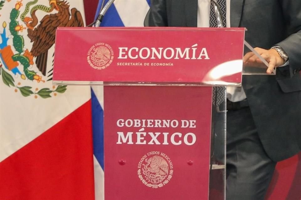 En medio de las consultas por la política energética de México, bajo el T-MEC, se solicitó la renuncia de la ex subsecretaria de Comercio Exterior.