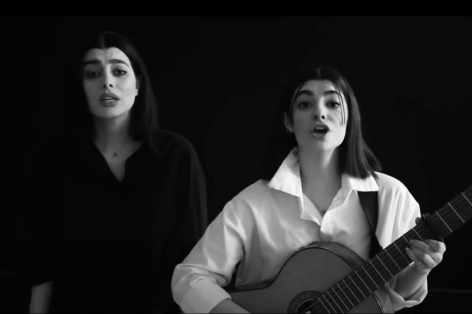 Mujeres entonan la canción 'Bella Ciao' en persa.