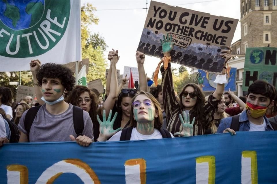 Mujeres marchan para exigir acciones contra la crisis climática durante una cumbre del G20 en Roma el año pasado. Las colectivas bailaron y cantaron también 'Bella Ciao'.