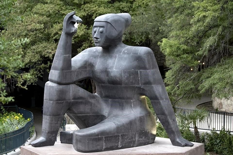 Elaborada en piedra volcánica, 'Citlali' mide casi 5 metros; se esculpió en el taller de Pedro Reyes en Chimalhuacán y fue llevada por tierra a San Antonio, Texas.