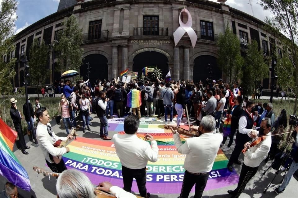 Una decisión con la que colectivos y activistas en favor de la comunidad LGBT+ vieron concluida una lucha que comenzó desde hace décadas.