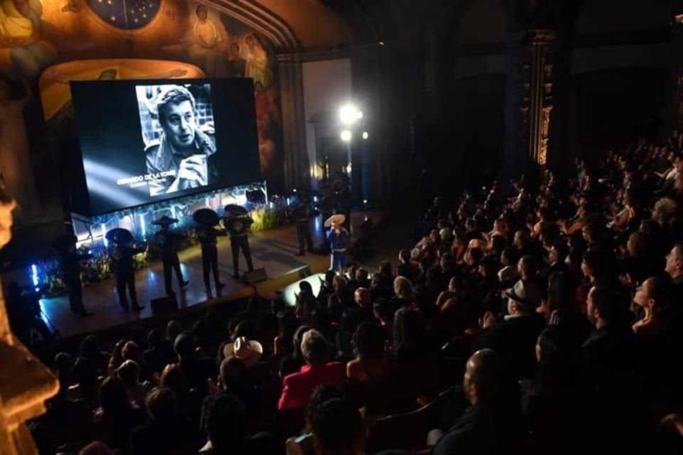 Raúl Sandoval cantó durante el In Memoriam.