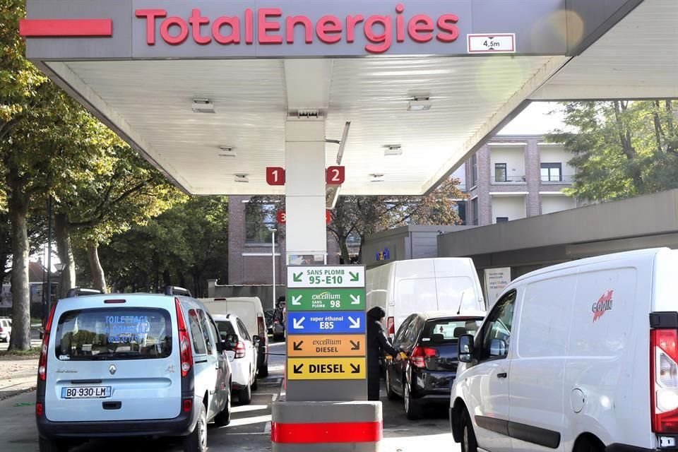 Las gasolineras francesas han enfrentado largas filas ante una escasez de combustible.