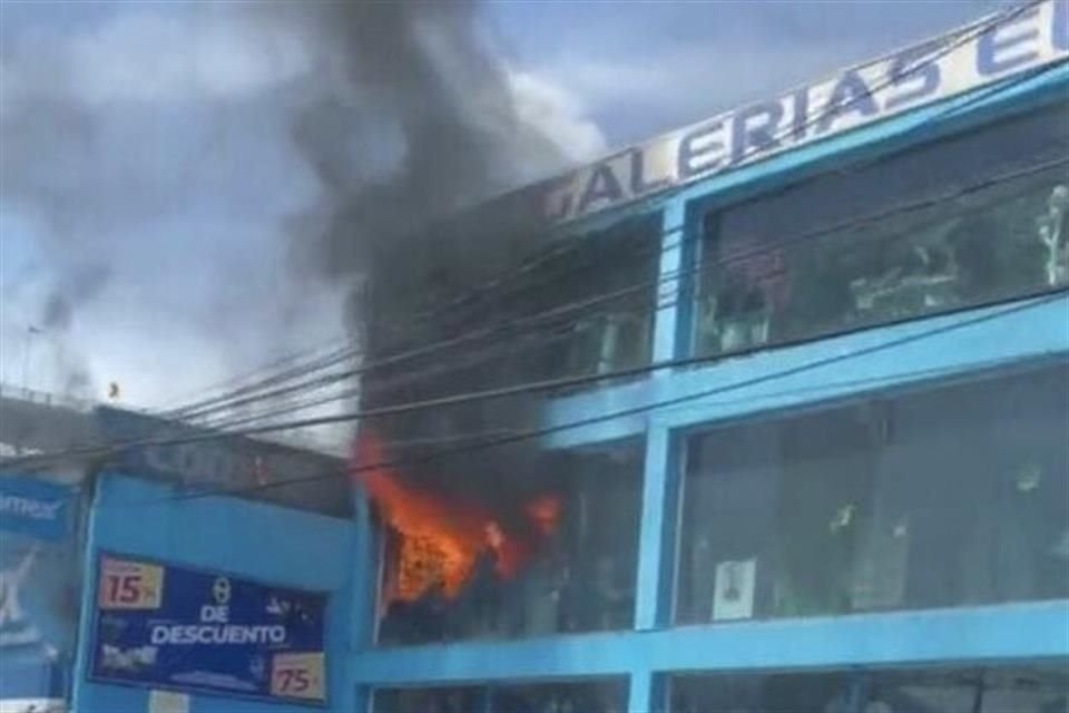 Se registra incendio en Galerías el Triunfo, en San Jerónimo; personal fue evacuado.