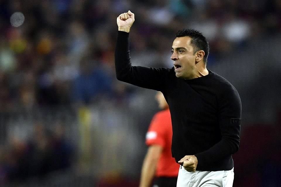 Xavi evitó por lo printo su primer fracaso como DT del Barsa.