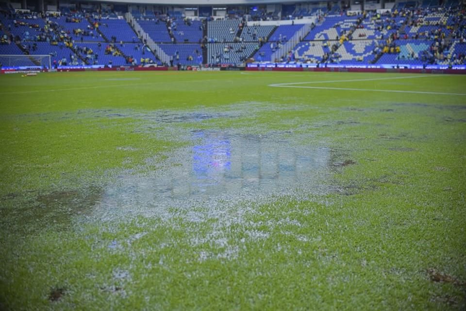 El campo de juego se ve afectado por la lluvia en el Cuauhtémoc.