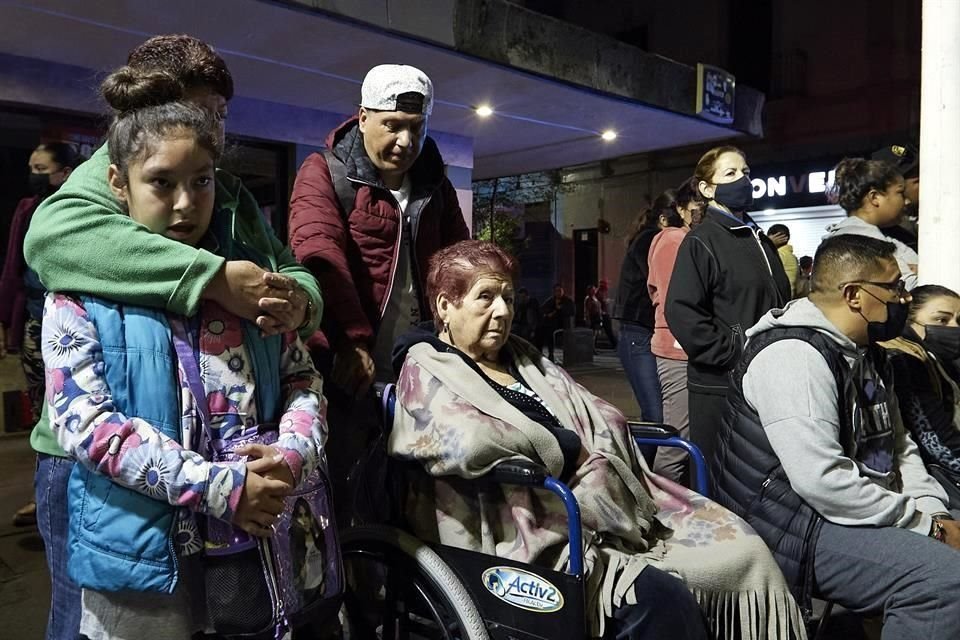 Mary Gutiérrez y su familia acuden para agradecer la salud de su madre, Marcelina Aceves.