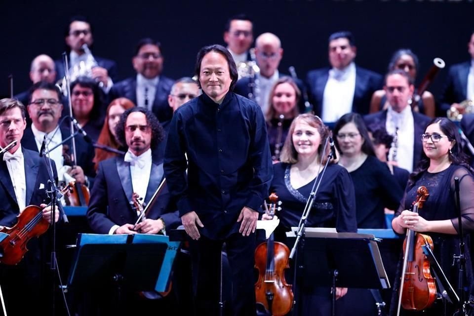 La Orquesta Filarmónica de la Ciudad de México, bajo la dirección de Scott Yoo, fue la encargada de levantar el telón inaugural de la edición 50 del Festival Internacional Cervantino.