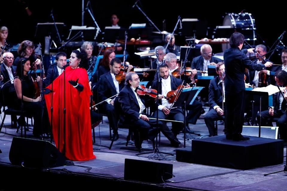 La soprano mexicana María Katzarava puso a cantar al coro inmenso de los congregados en el concierto inaugural del Festival Internacional Cervantino (FIC) cuando interpretó 'Camino de Guanajuato', de José Alfredo Jiménez. 