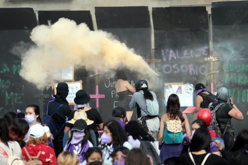 Feministas y defensores de derechos humanos aseguran haber presentado síntomas como ojos irritados por inhalar gases en protestas.