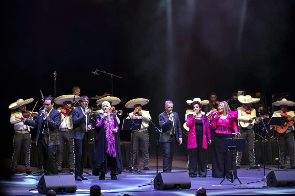 El grupo español Mocedades reavivó la nostalgia de 5 mil 100 asistentes que acudieron al Auditorio Nacional; tuvieron invitados de lujo.