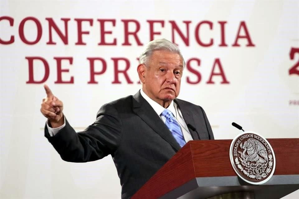 AMLO durante conferencia mañanera en Palacio Nacional.