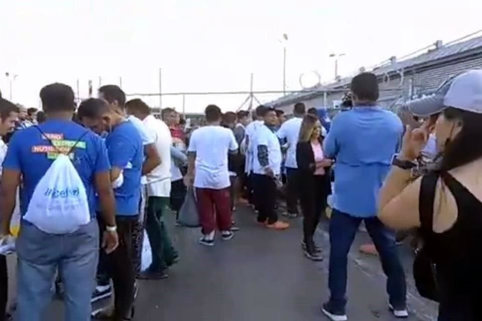 El jueves los migrantes fueron deportados a México por Matamoros.