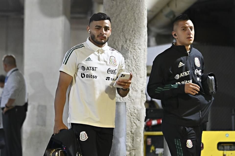 Alexis Vega y Roberto Alvarado son dos de los jugadores que inician concentración con la Selección Mexicana.