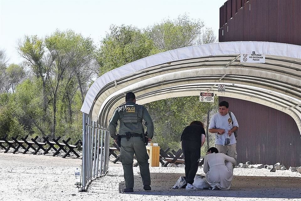 Un día después de que las autoridades de EU anunciaran la expulsión de venezolanos a México, al menos 100 migrantes de ese país fueron trasladados a un puente internacional cerca de Matamoros, México.