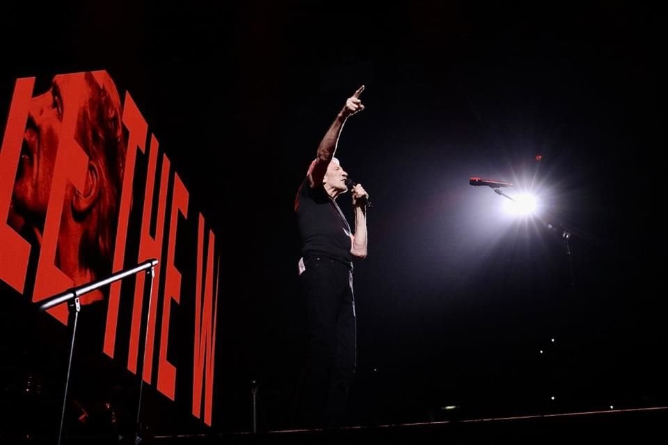 Roger Waters abrió su show con los temas 'Comfortably Numb', 'The Happiest Days of Our Lives' y las partes 2 y 3 de 'Another Brick in the Wall'.