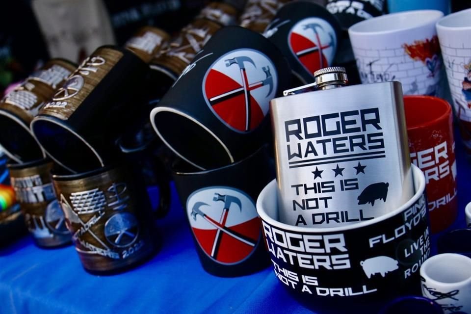 Los productos no oficiales de Roger Waters tampoco faltaron a fuera del Palacio de los Deportes.