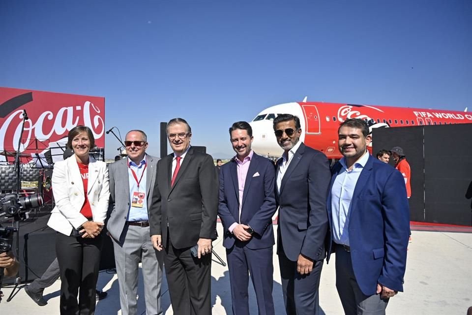 Marcelo Ebrard, Yon de Luisa y el embajador Mohammed Alkuwari estuvieron presentes en la llegada del trofeo.