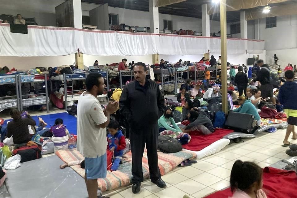 Gustavo Banda (centro, derecha), pastor del Templo Embajadores de Jesús, el mayor albergue para migrantes de la ciudad fronteriza de Tijuana.