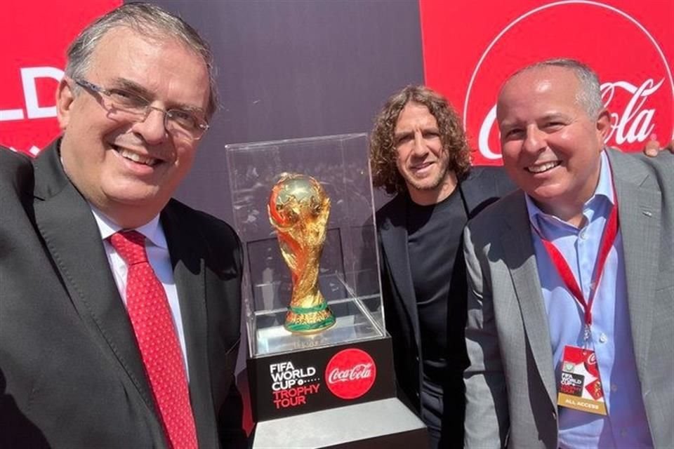 Marcelo Ebrard y Carles Puyol con el trofeo de la Copa del Mundo.